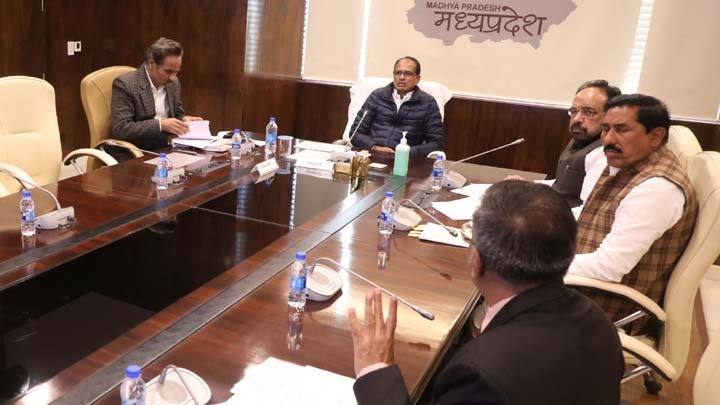 खराब सड़कों की मरम्मत का कार्य तेजी से करें: मुख्यमंत्री श्री चौहान